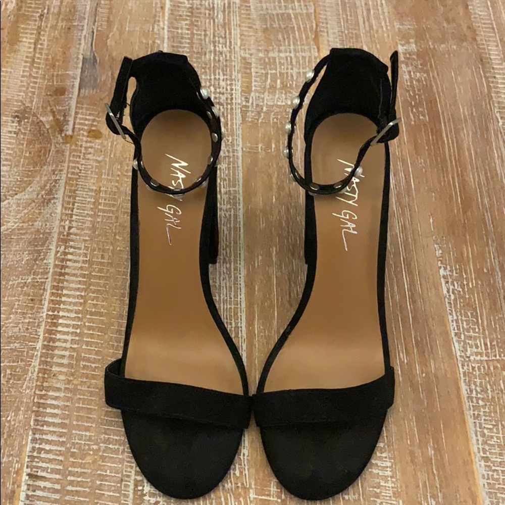 Chunky heels with pearl ankle clasps